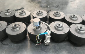 选择电磁离合器时，安全标准具体包括哪些内容？