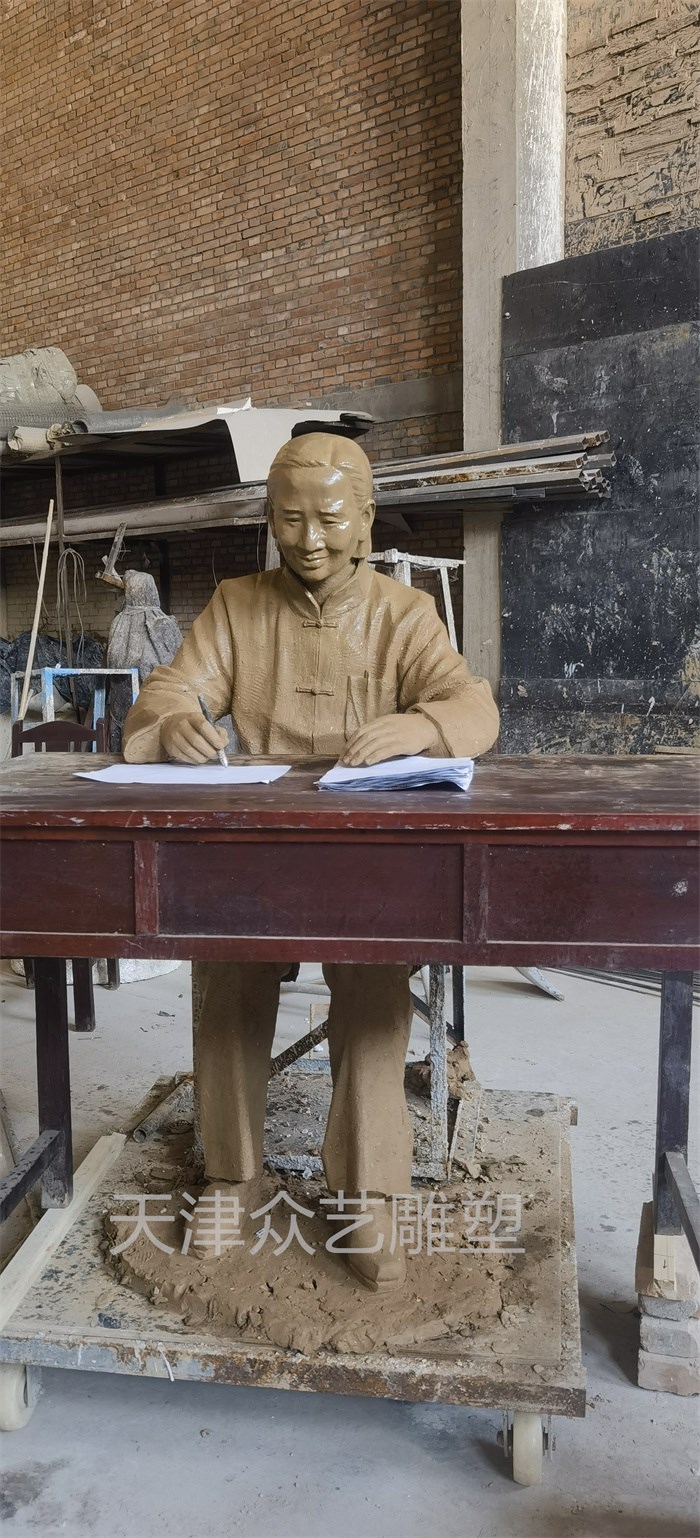 钱瑛雕像